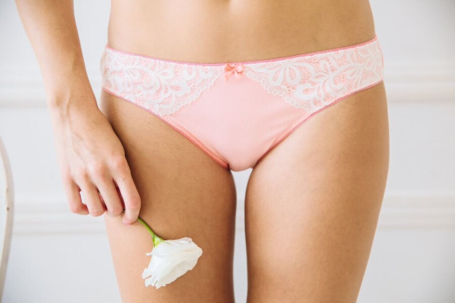 девушка в трусиках