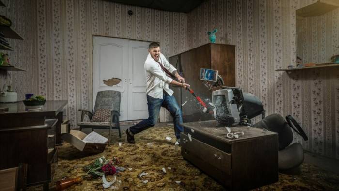 парень бьет телевизор