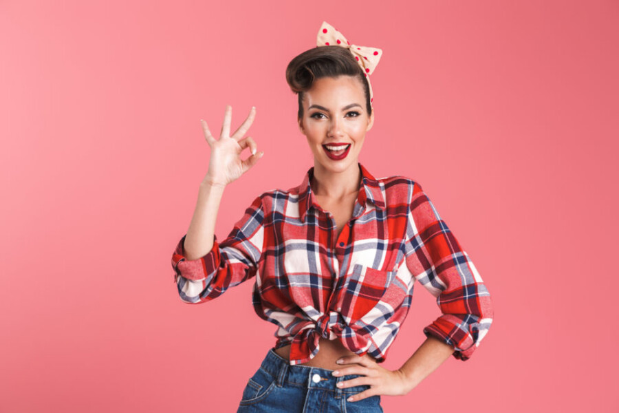 Девушка показывает