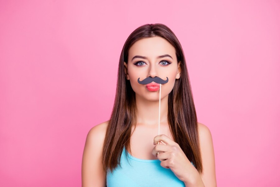 девушка с усами