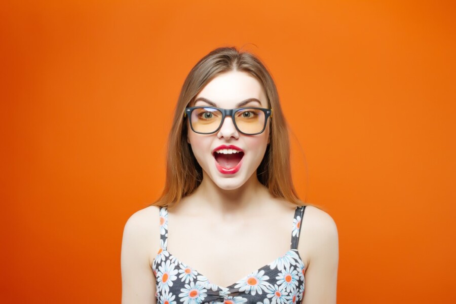 веселая девушка на цветном фоне