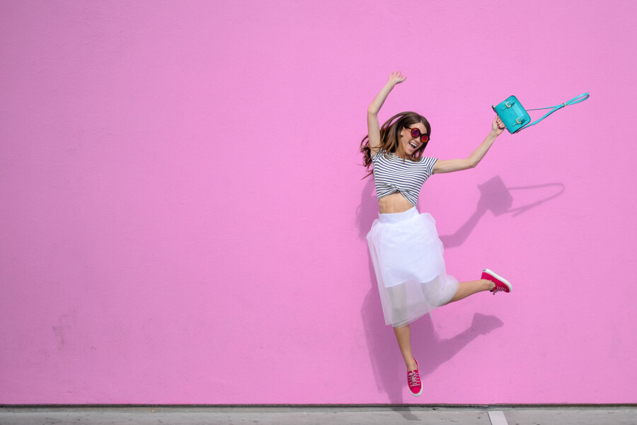 Девушка в белой юбке прыгает