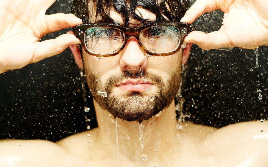 мужчина в очках