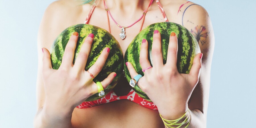 девушка с арбузами