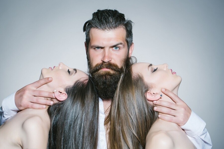 выбрать между двумя девушками