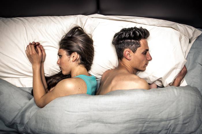 недовольная пара в постели