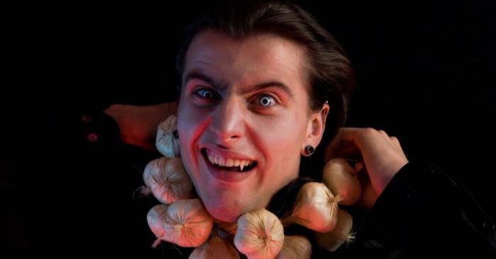 мужчина с чесноком