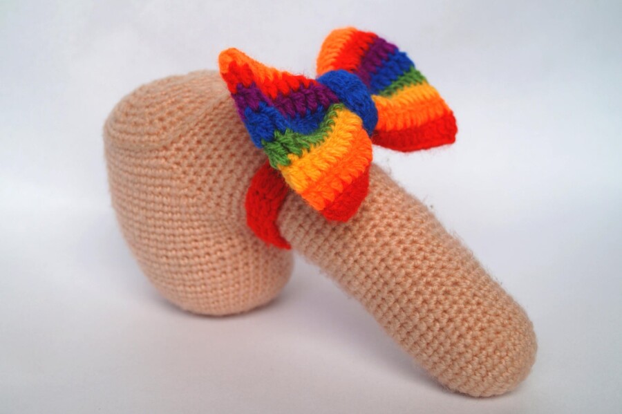 вязанный пенис с бантиком