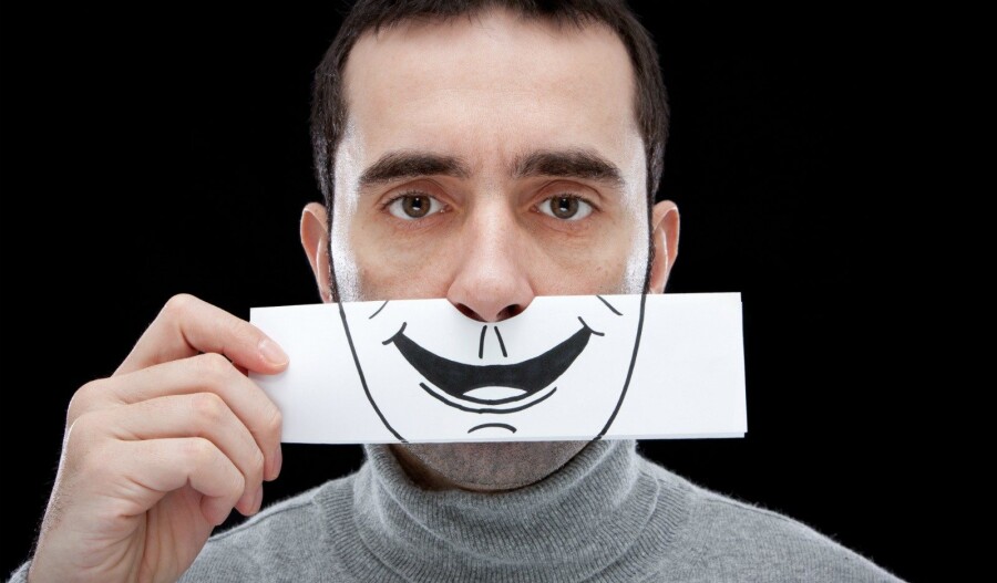 мужчина скрывает свои чувства