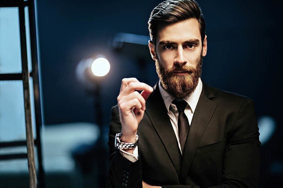 мужчина в костюме