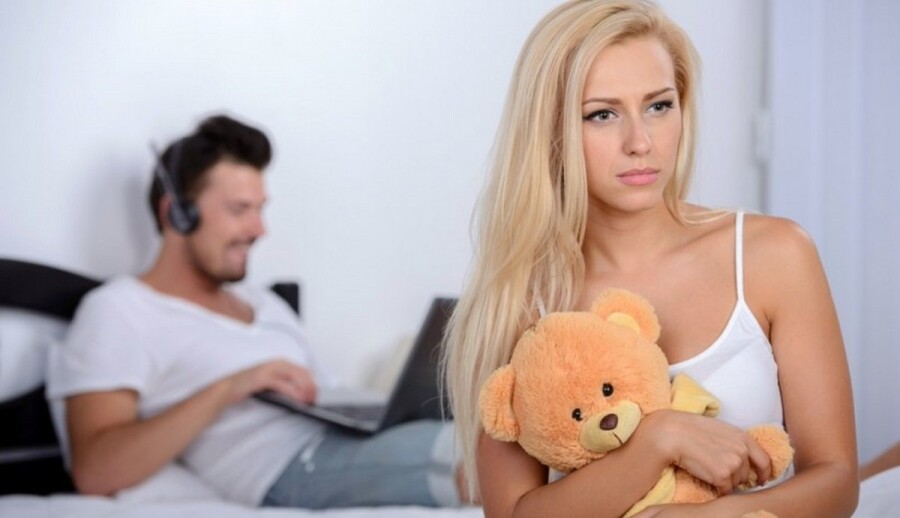 недовольная пара в постели