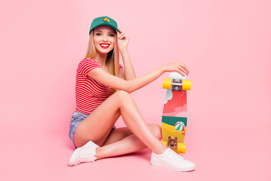 Девушка со скейтом