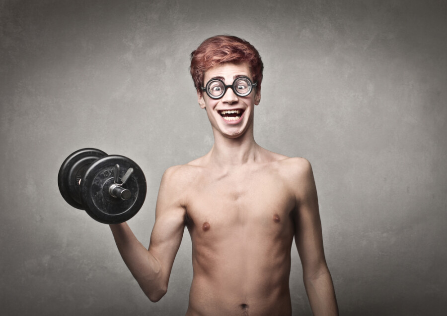 парень с гантелей