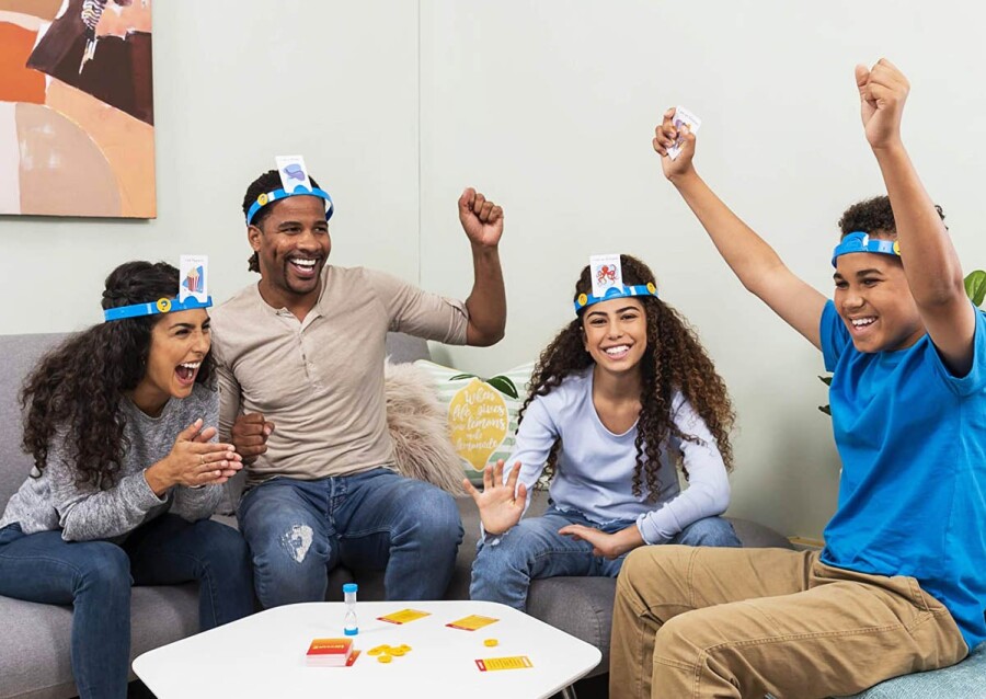 люди играют в игру