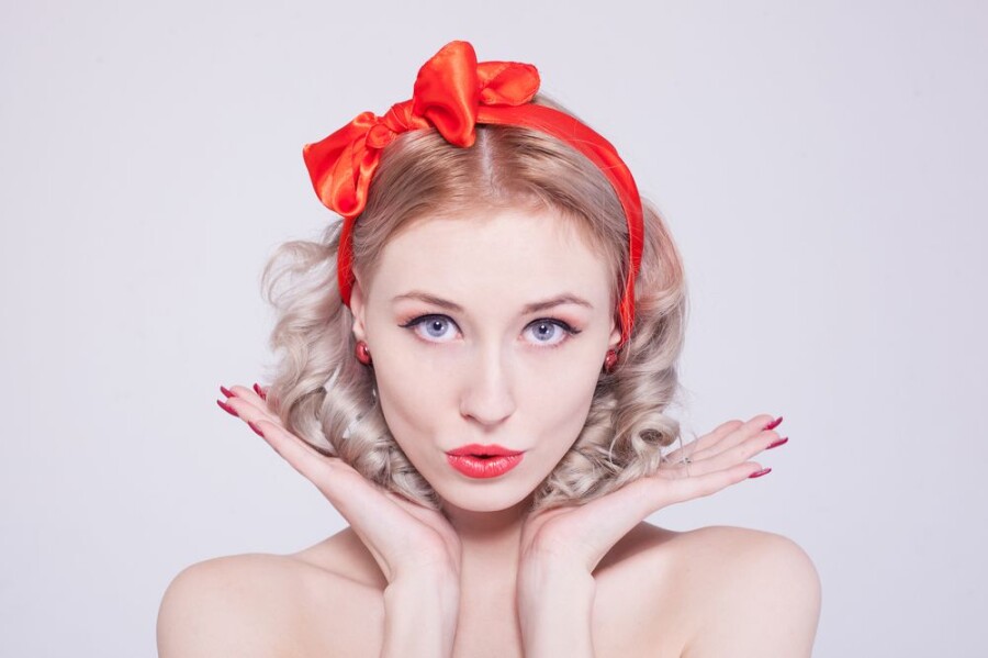 девушка с руками у головы