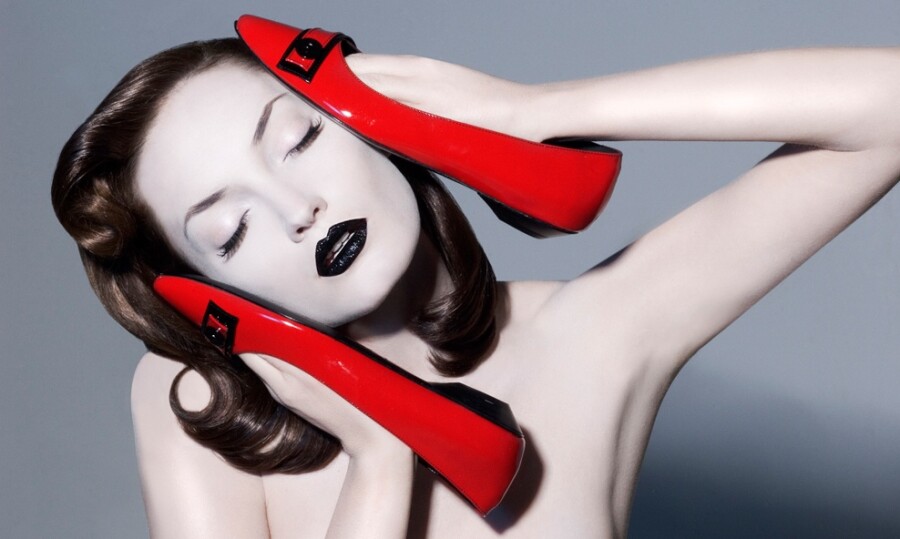 девушка с туфлями