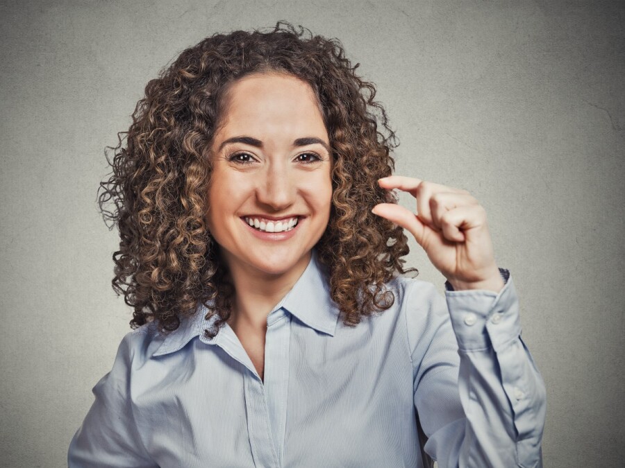 девушка показывает маленький размер