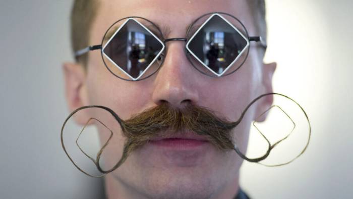 мужчина в очках