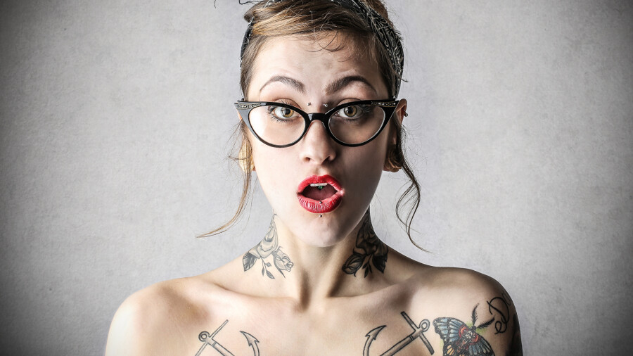 девушка с открытым ртом