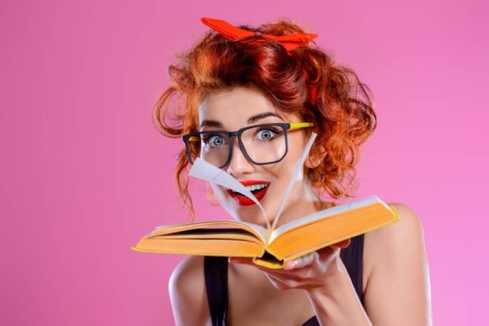 девушка с книгой