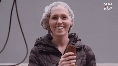 девушка брызгает из тюбика