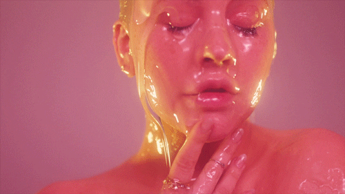 мед стекает по лицу девушки