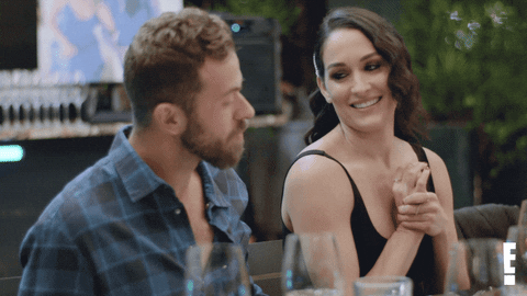 девушка целует парня