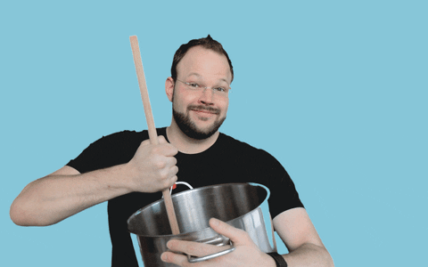 парень готовит завтрак