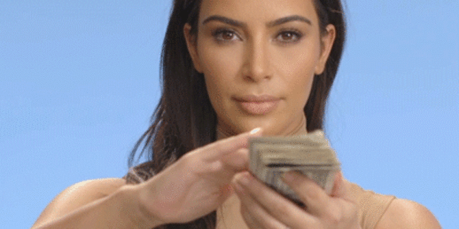 Зачем женщина просит деньги