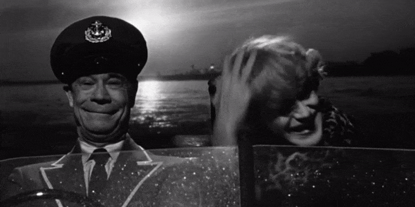 мучжчина снимает парик