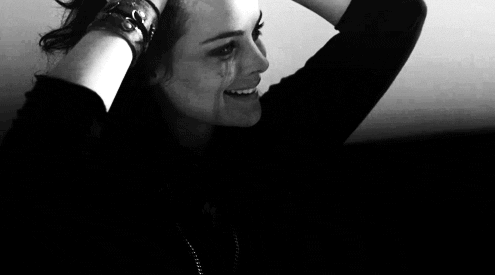 печальная девушка