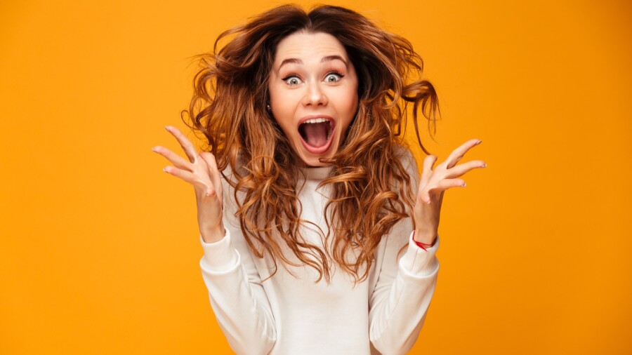 удивленная девушка