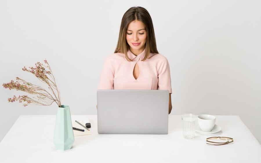 Девушка с ноутбуком