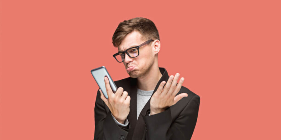 Парень с телефоном