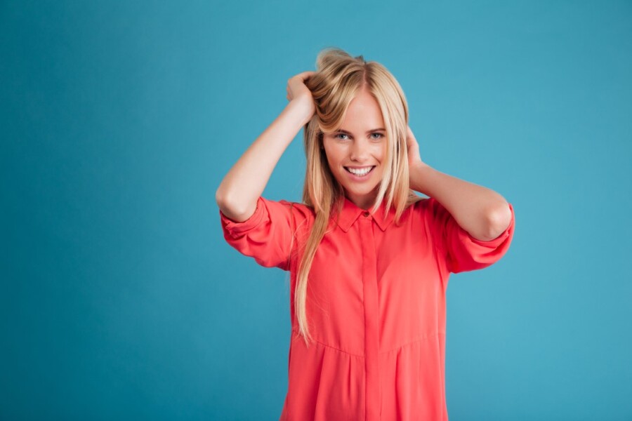 блондинка на синем фоне