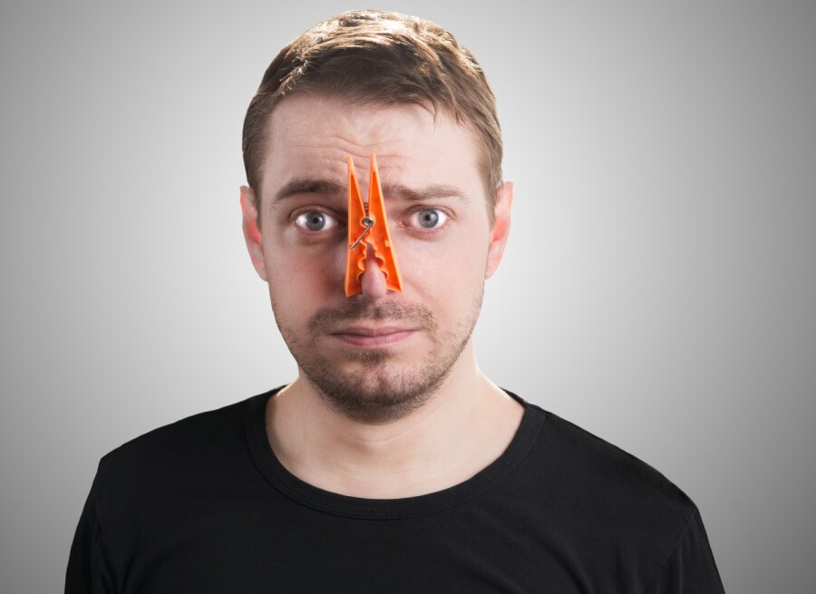 парень с прищепкой на носу
