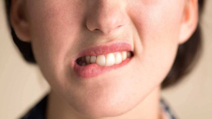 как перестать облизывать и кусать губы