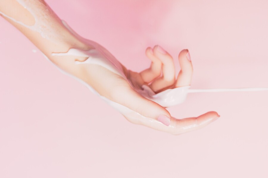 йогурт на руке