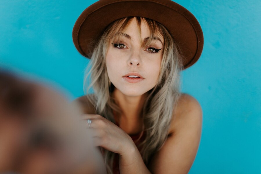 девушка в шляпке