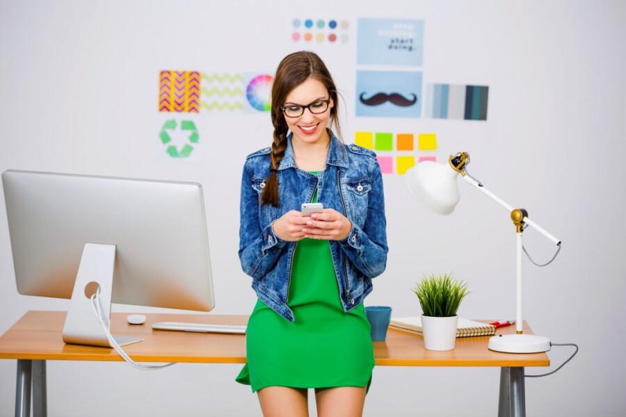 Девушка с телефоном улыбается