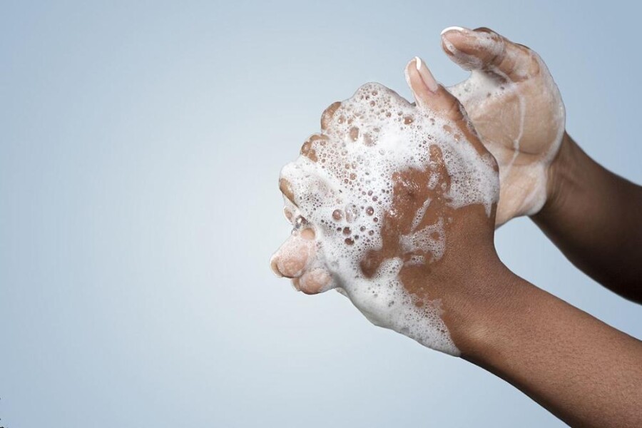 девушка моет руки