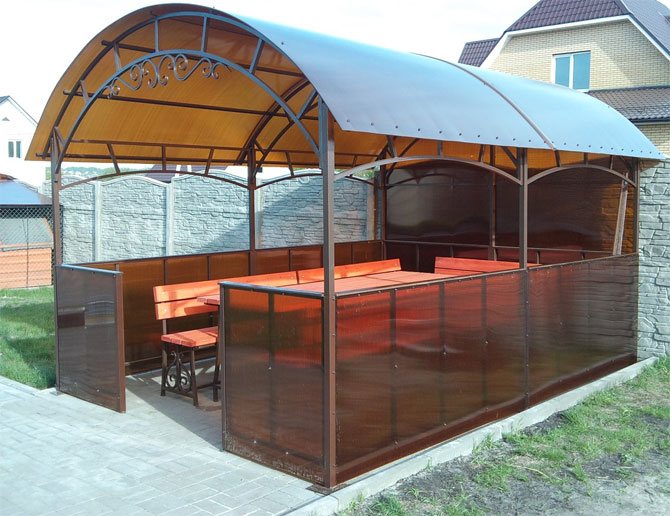 беседка с двухскатной крыше