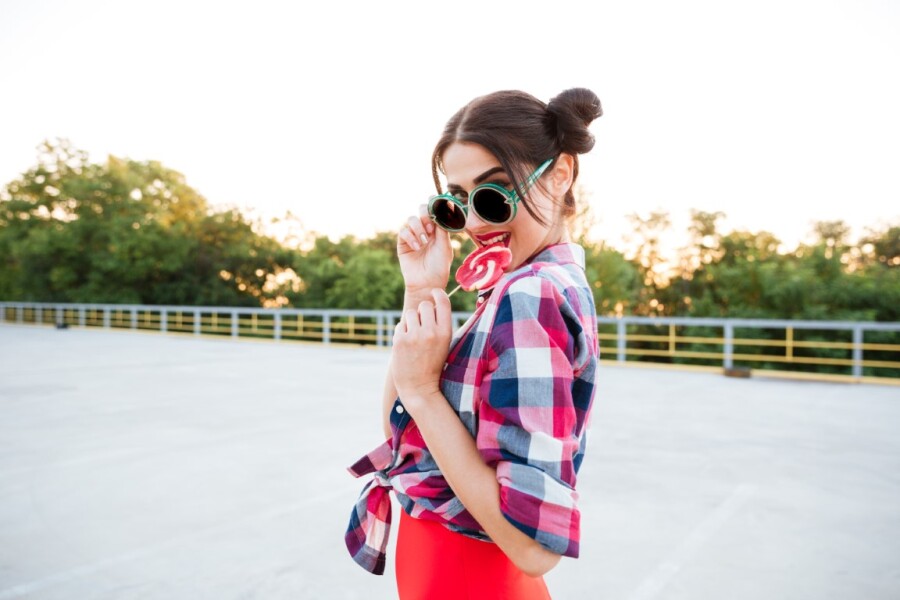 девушка с леденцом