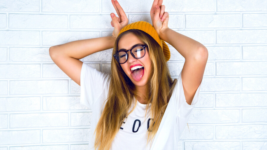 девушка дурачится