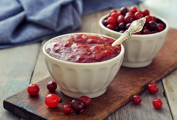 Джем - очень хороший деликатес, лишенный, однако, натурального вкуса брусники, а ягоды в воде сохраняют вкус, но хранятся максимум 3-4 месяца.