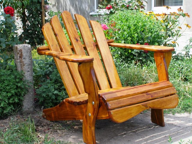 Уютное деревянное садовое кресло своими руками