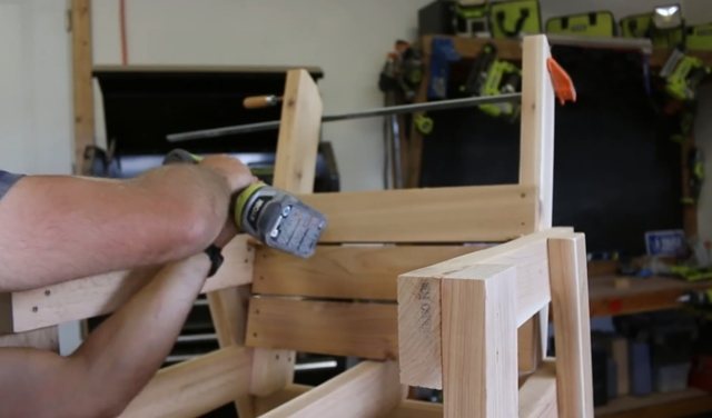 Уютное деревянное садовое кресло своими руками