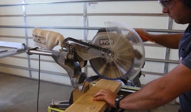 Уютное деревянное садовое кресло своими руками